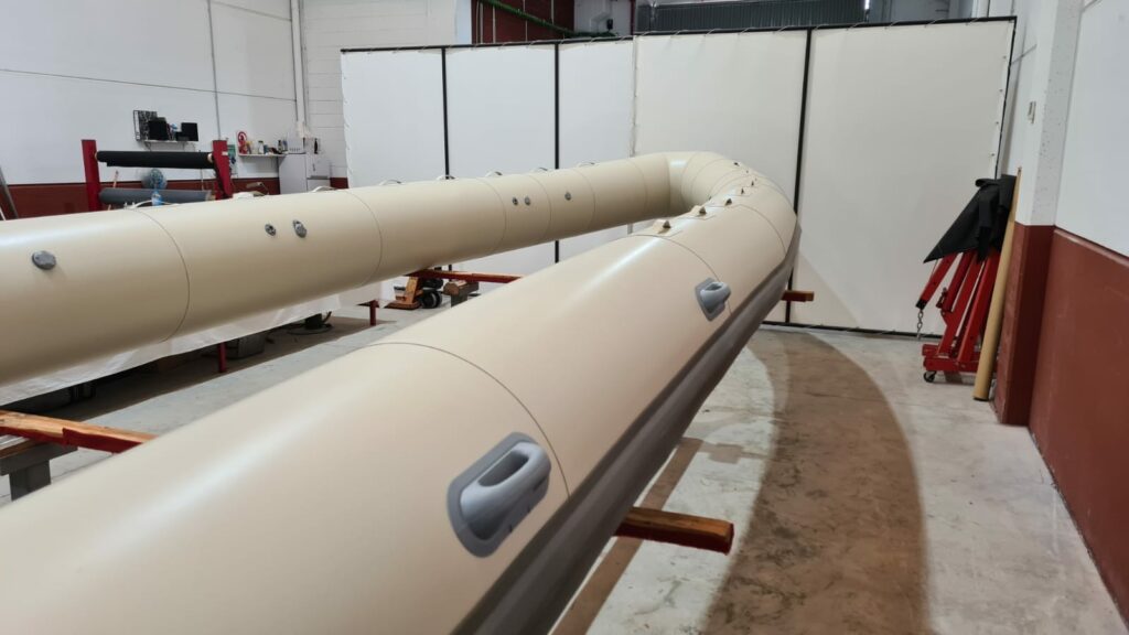Flotador tubular a medida en Neopreno-Hypalon color crema, fabricado artesanalmente en el taller de Tubular Ribs para una semirrígida.