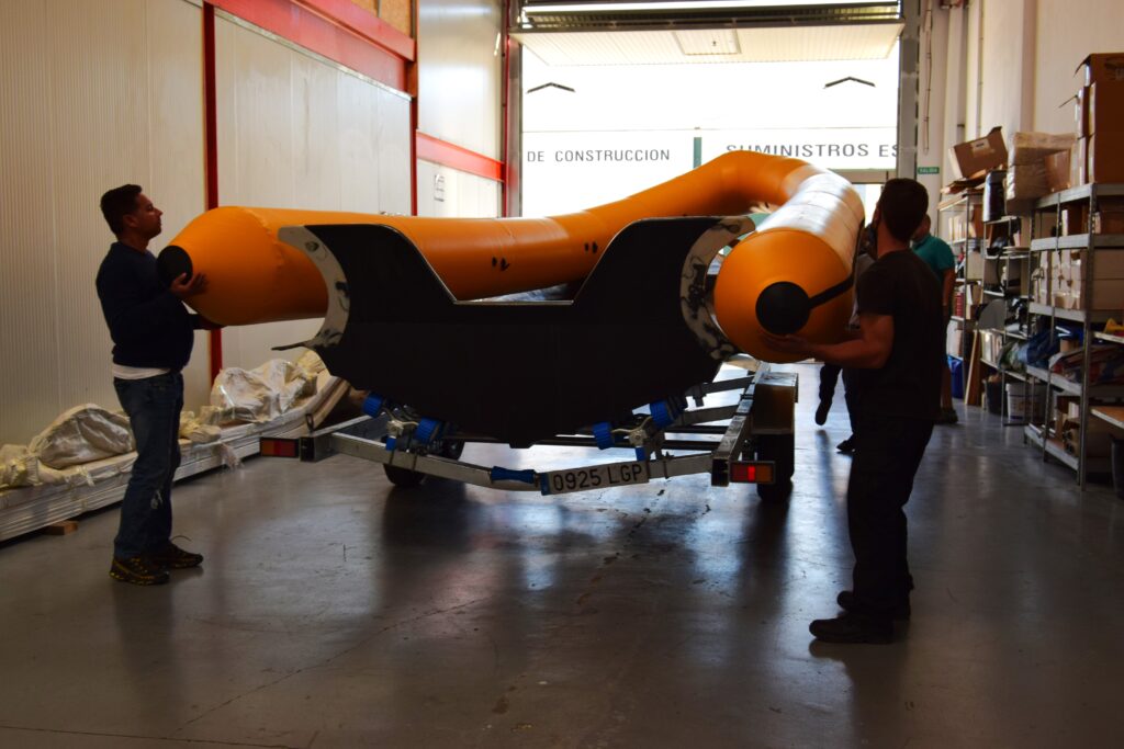 Instalalción de un nuevo flotador en una embarcación semirrígida durante el proceso de retubing