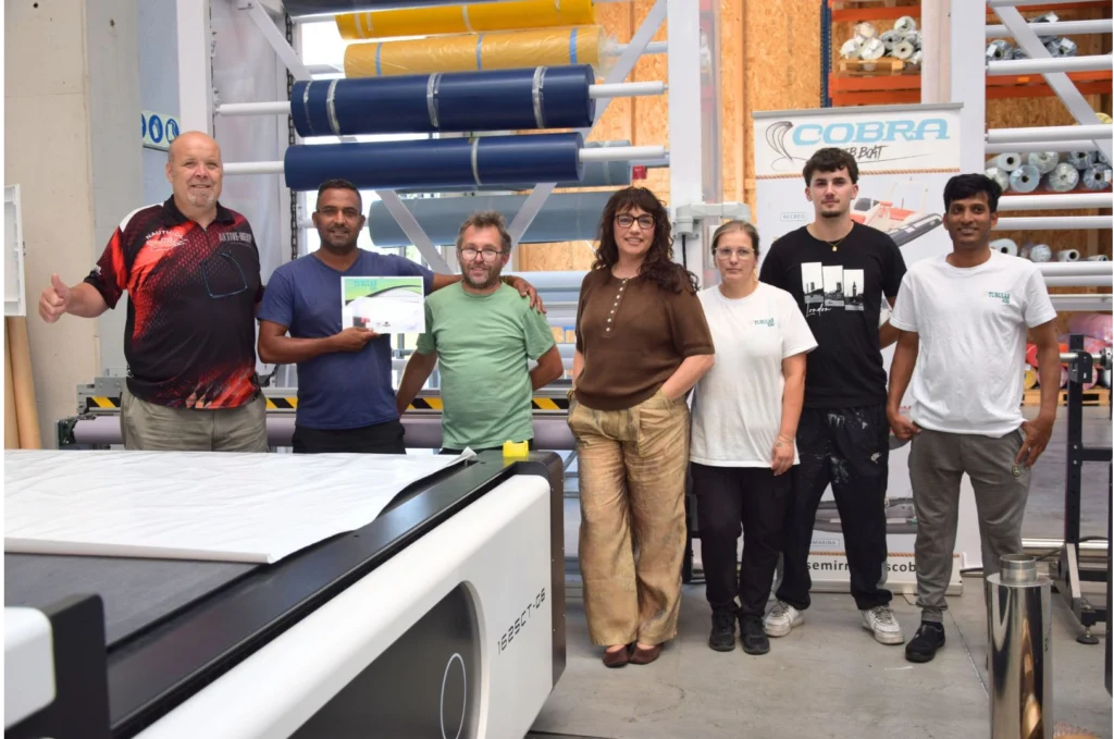 Formación en reparación de embarcaciones con lo participante y el equipo de Tubular Ribs durante la jornada técnica sobre reparación de flotadores.