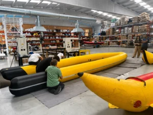 Formación en reparación de embarcaciones con demonstración práctica de flotadores neumáticos.